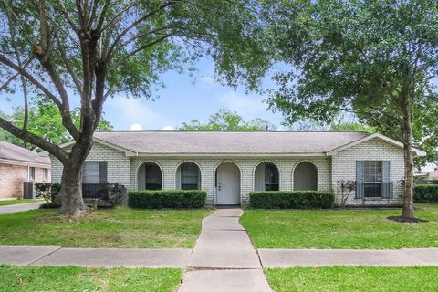 Photo of 15515 Banff Street, Houston, TX 77062 (MLS # 62435171)