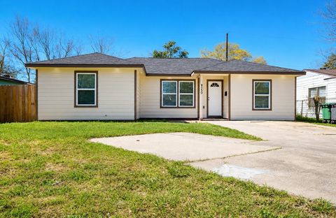 Photo of 8150 Herschelwood Street, Houston, TX 77033 (MLS # 33884891)