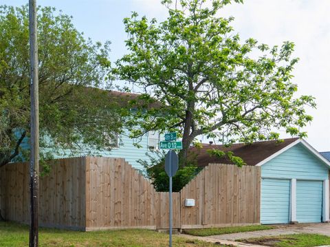 Photo of 4901 Avenue O 1/2, Galveston, TX 77551 (MLS # 41486128)