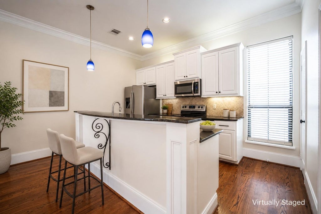 Photo of 3119 Fairdale Oaks E, Houston, TX 77057 (MLS # 12805389)