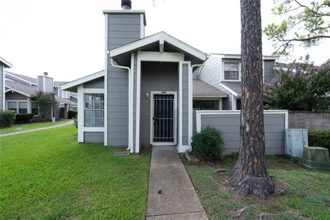 Photo of 6324 Shadow Tree Drive #632, Houston, TX 77035 (MLS # 18060798)