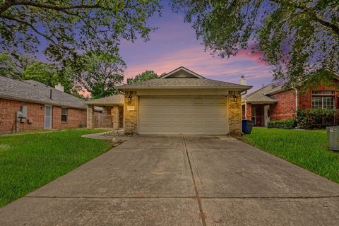 Photo of 1816 Sherwood Forest Circle, League City, TX 77573 (MLS # 84599850)