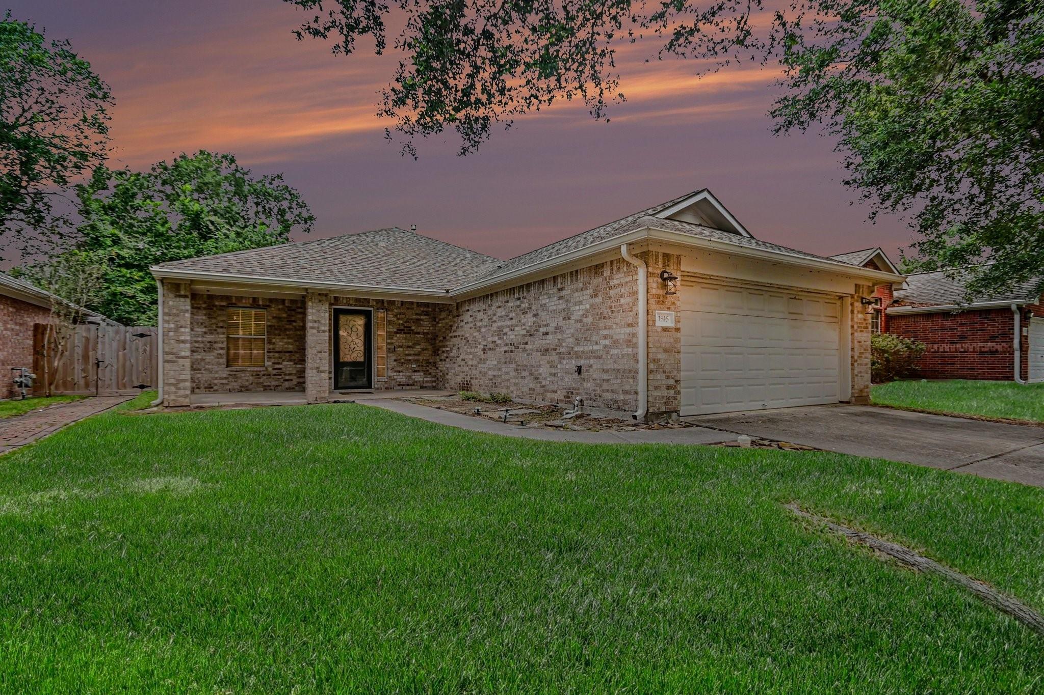 1816 Sherwood Forest Circle