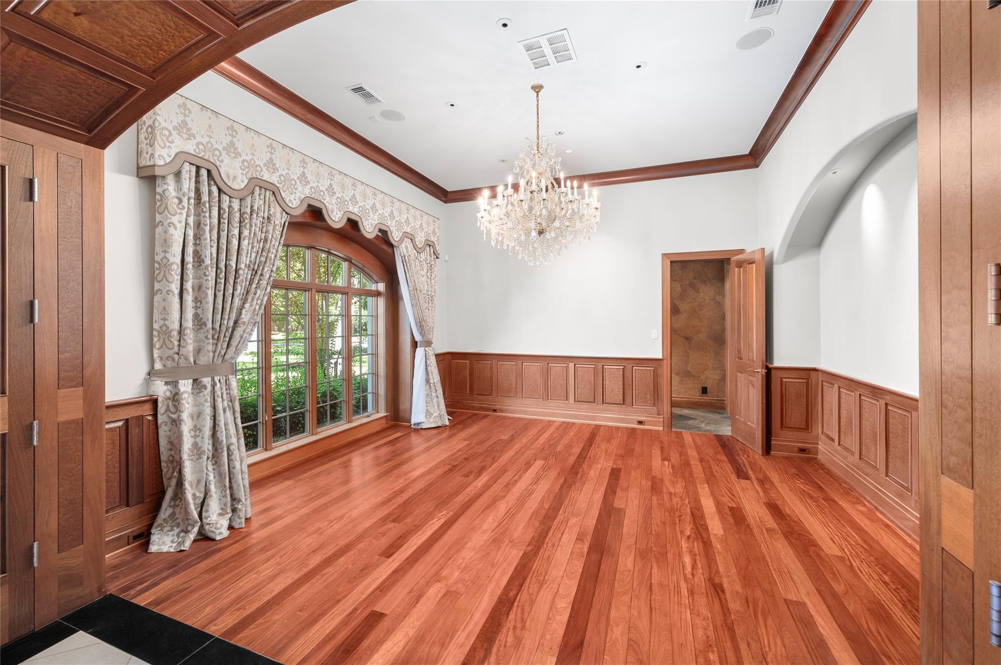 1802 Forest Gate Circle