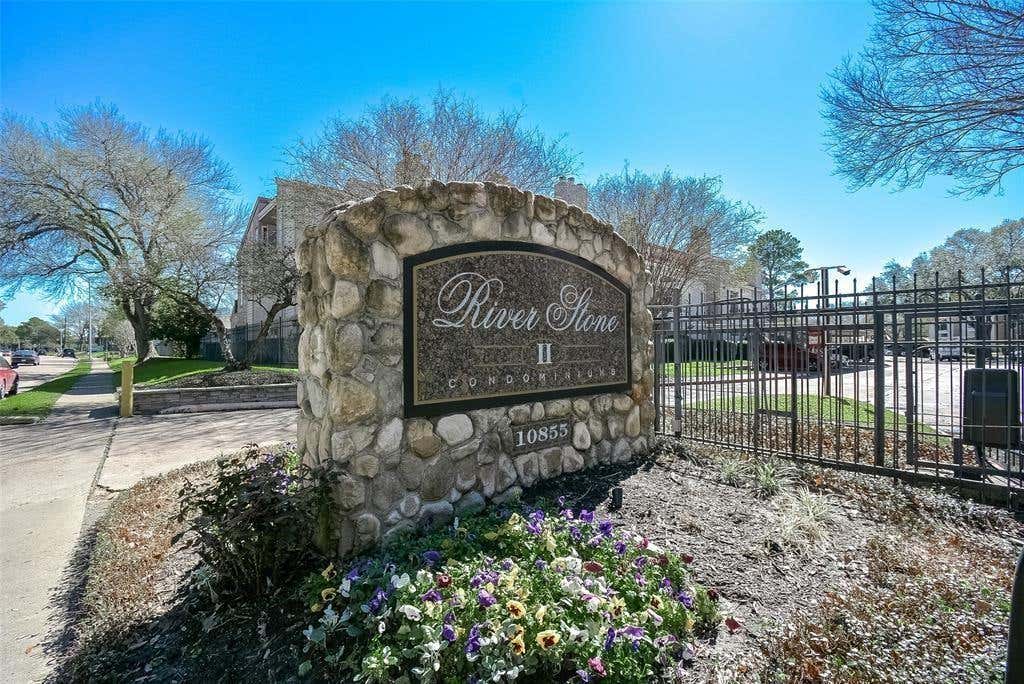 Photo of 10855 Meadowglen Lane #1131, Houston, TX 77042 (MLS # 74429929)