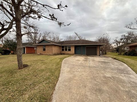 Homes For Sale - 104 Mimosa Street<br/> Lake Jackson, TX 77566