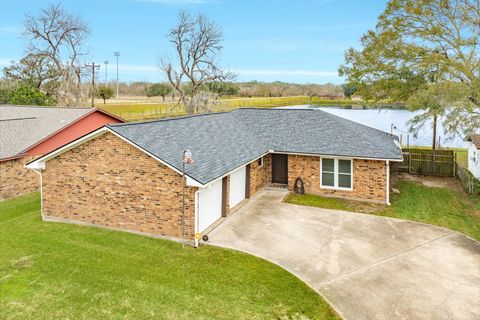 Photo of 239 Lakewood Drive, Clute, TX 77531 (MLS # 7440236)