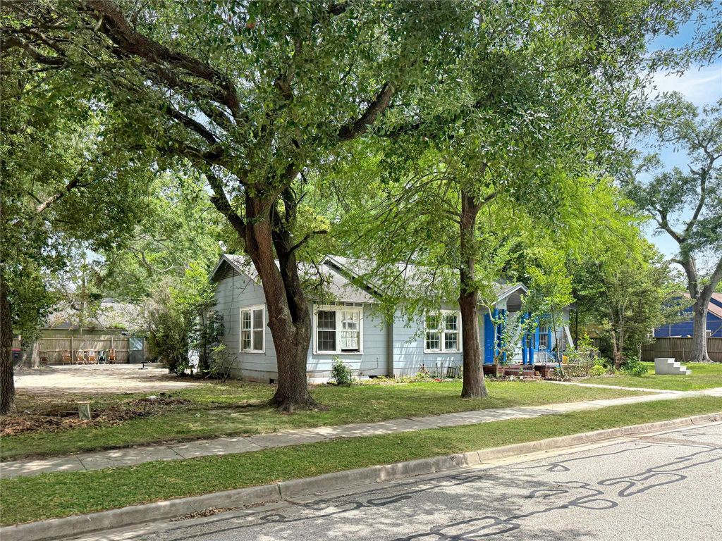 Photo of 502 E Fayle Street, Baytown, TX 77520 (MLS # 65069003)