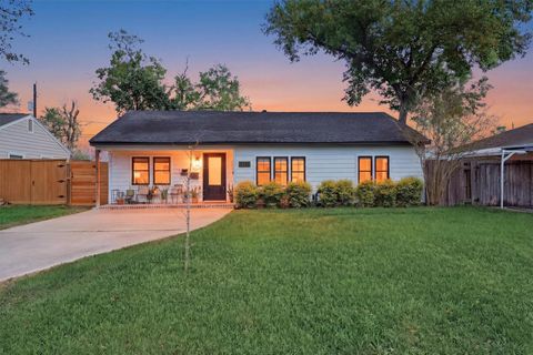 Photo of 7110 Jalna Street, Houston, TX 77055 (MLS # 47472160)