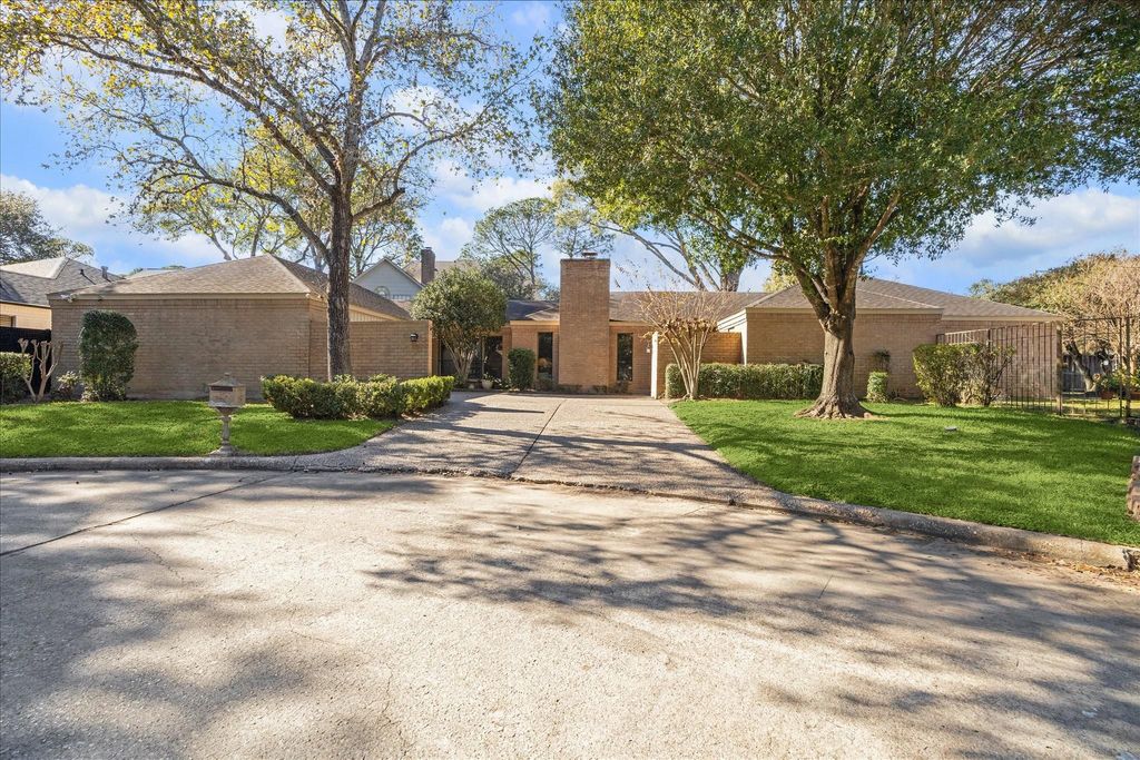 Photo of 306 Commodore Way, Houston, TX 77079 (MLS # 68021482)