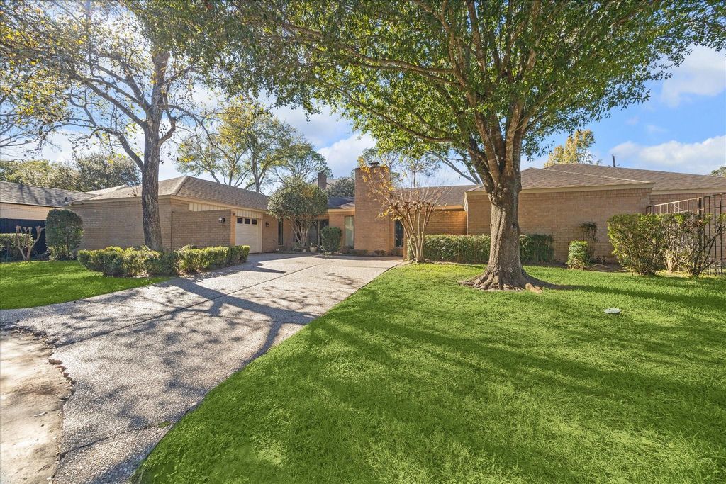 Photo of 306 Commodore Way, Houston, TX 77079 (MLS # 68021482)