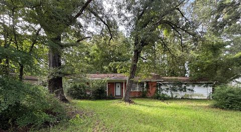 Homes For Sale - 2103 E Houston Avenue<br/> Crockett, TX 75835