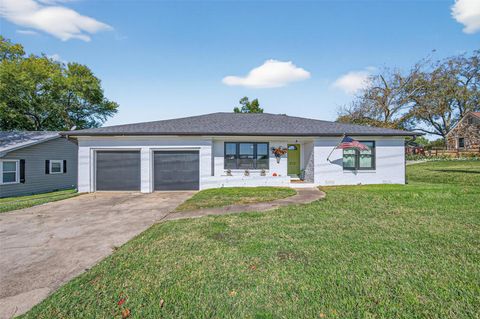 Photo of 302 W Stone Street, Brenham, TX 77833 (MLS # 8610775)