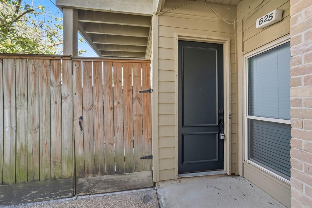 Photo of 2100 Tanglewilde Street #625, Houston, TX 77063 (MLS # 45534482)