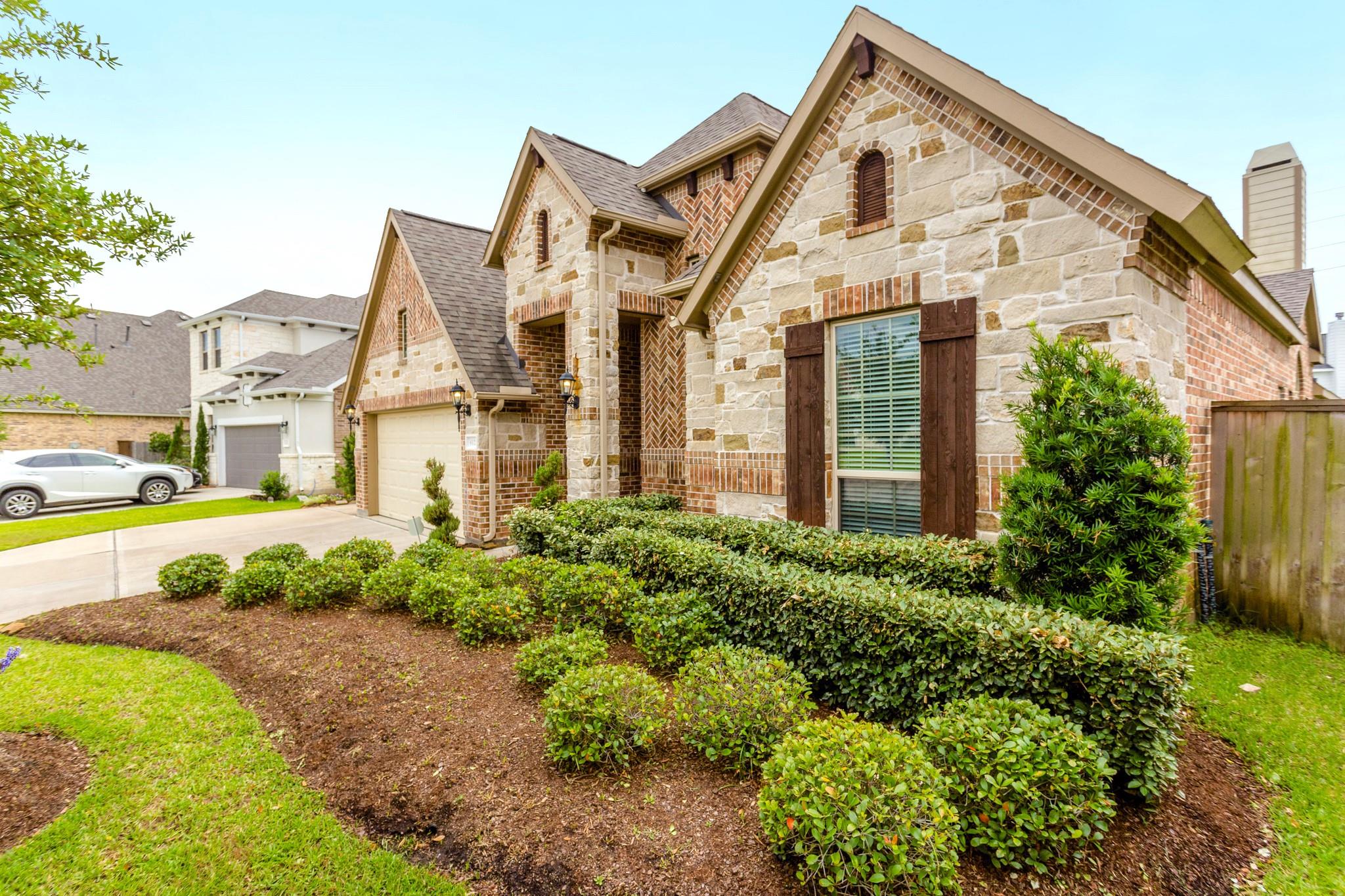 6122 Garden Lakes Lane