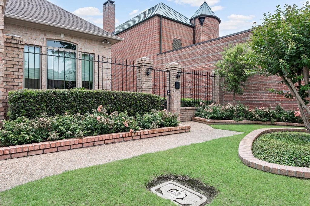 Photo of 120 Summerwood Street, Beaumont, TX 77706 (MLS # 58448481)