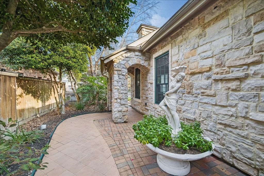 Photo of 1315 Avon Way, Kingwood, TX 77339 (MLS # 54473754)