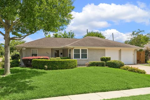 Photo of 2202 Lazybrook Drive, Houston, TX 77008 (MLS # 19150678)
