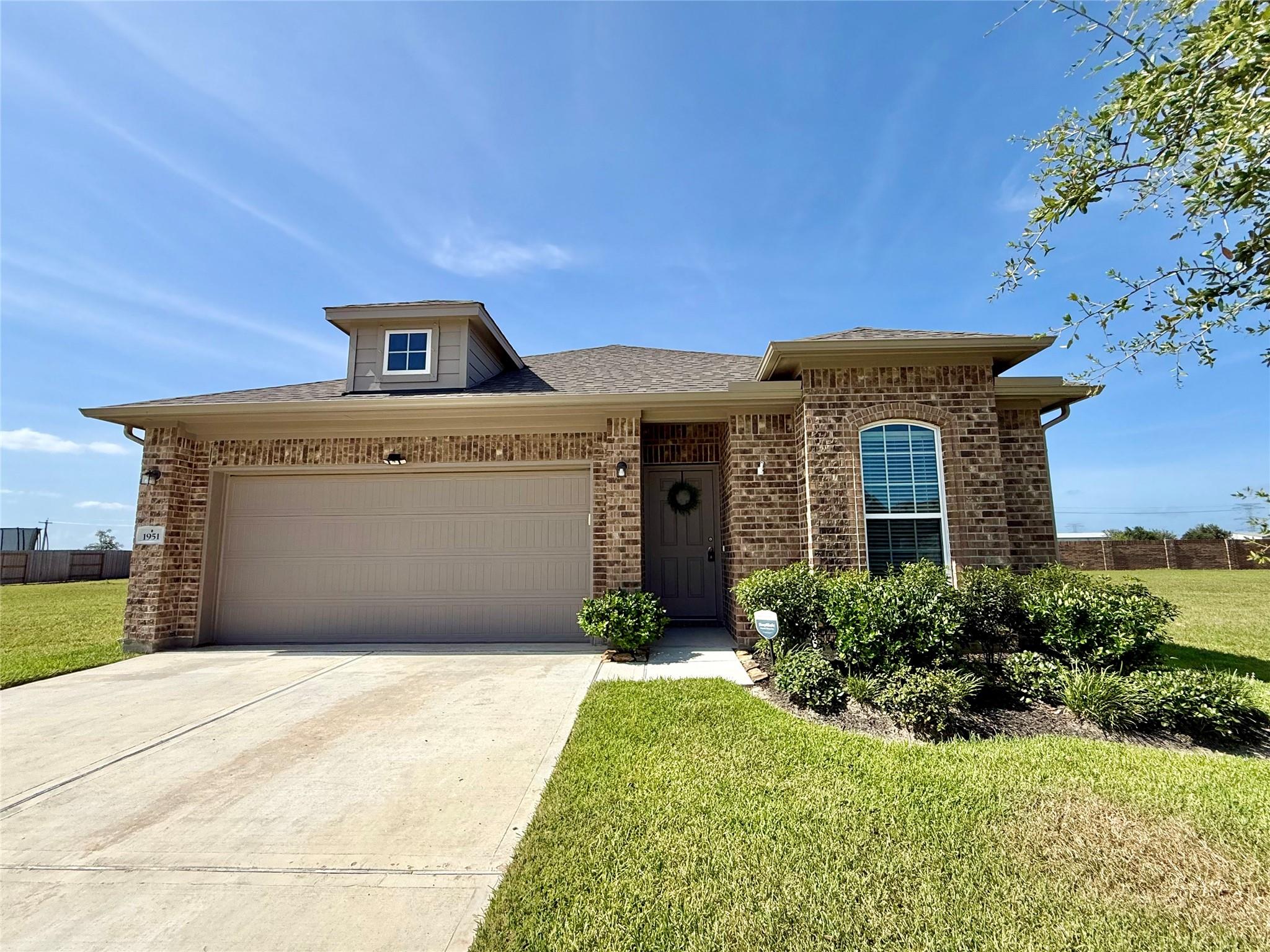 1951 Middle Pass Ln