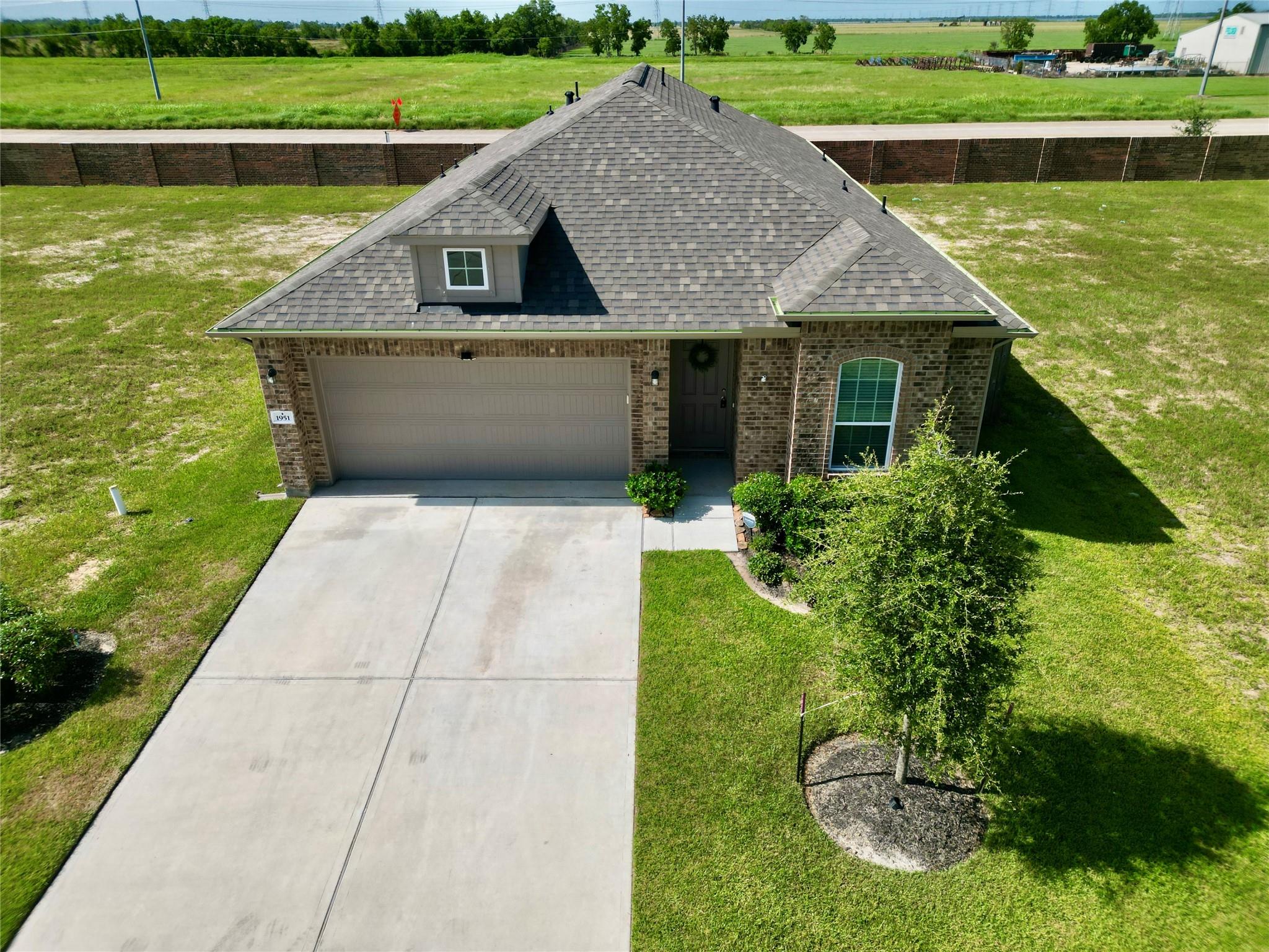 1951 Middle Pass Ln