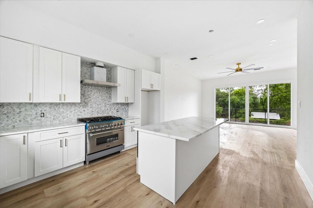 Photo of 1034 W 17th Street #B, Houston, TX 77008 (MLS # 92908425)