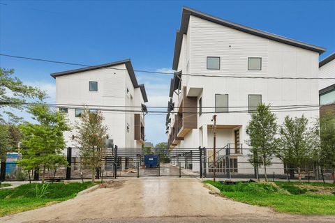 1034 W 17th Street B Houston TX 77008