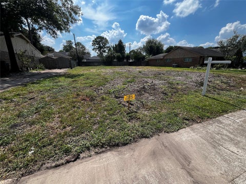 Photo of 10723 Longmont Drive, Houston, TX 77042 (MLS # 81111699)