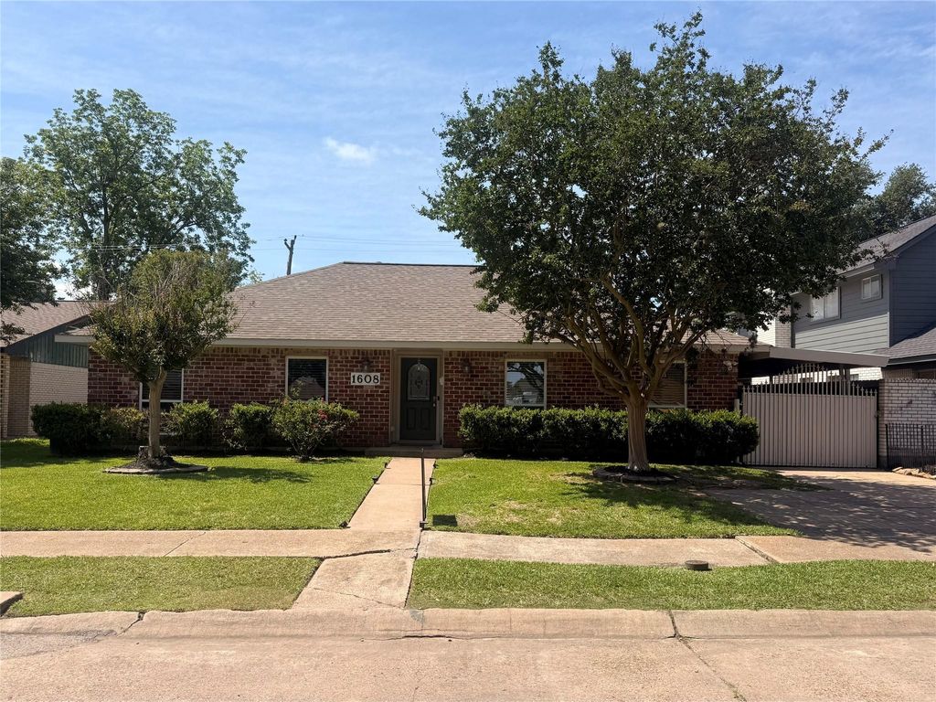 Photo of 1608 Parkside Dr DR, Pasadena, TX 77502 (MLS # 79590952)