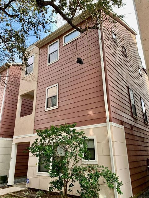 Photo of 119 W 10th Street, Houston, TX 77008 (MLS # 72348312)
