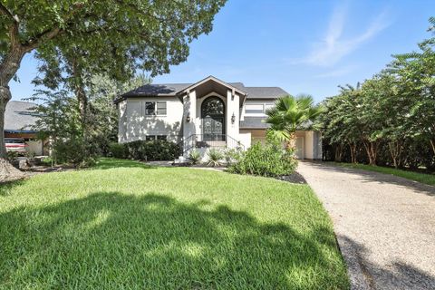 Photo of 12 Edgewood Circle, Montgomery, TX 77356 (MLS # 28830968)
