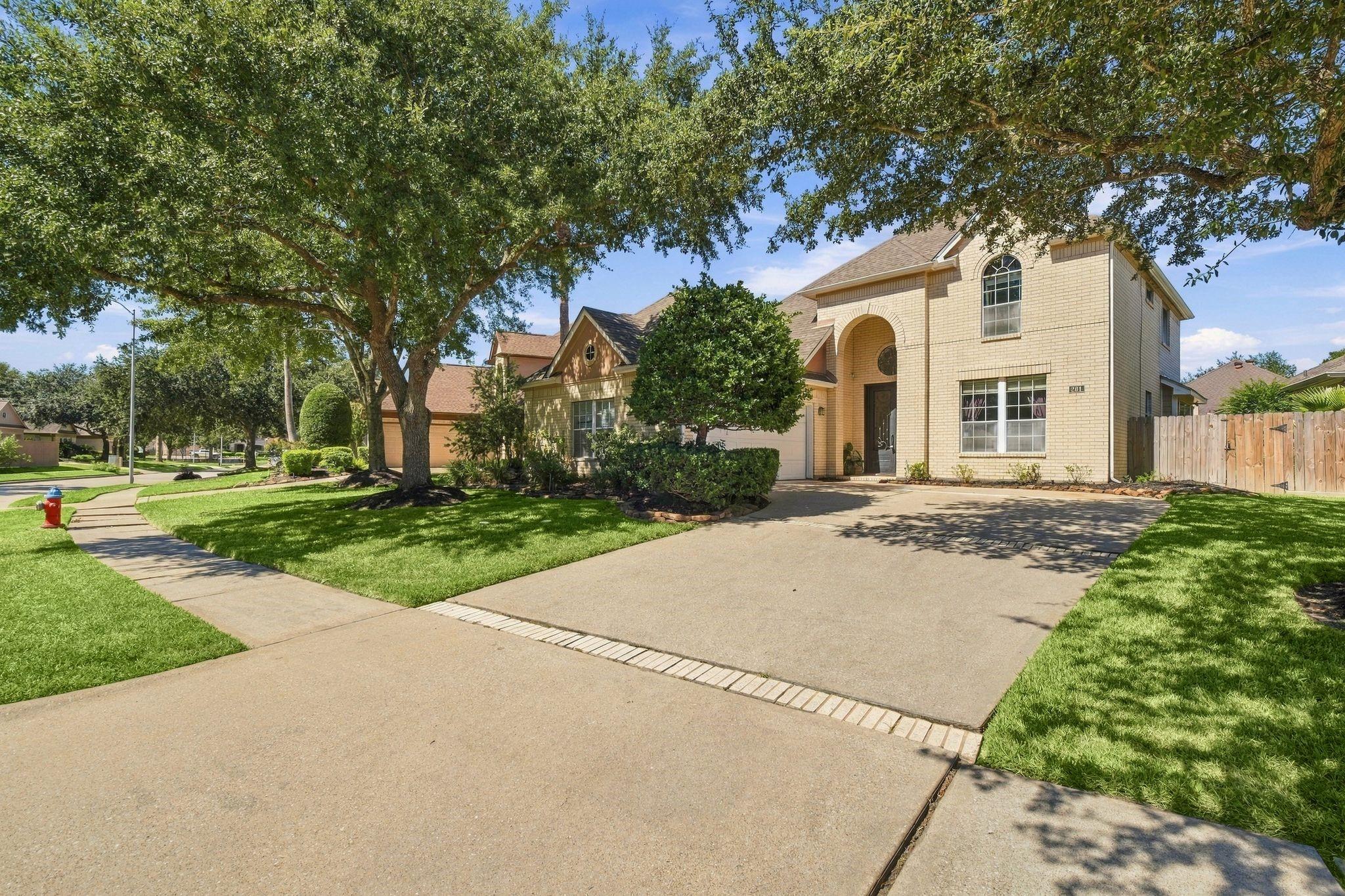 201 Lago Vista Street