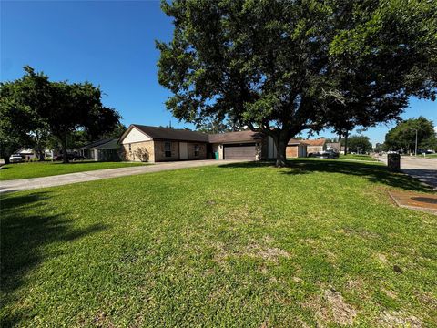 Photo of 9914 El Chaco Street, Baytown, TX 77521 (MLS # 16107207)