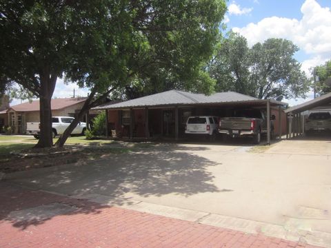 Photo of 307 Avenue G NW, Childress, TX 79201 (MLS # 73539367)