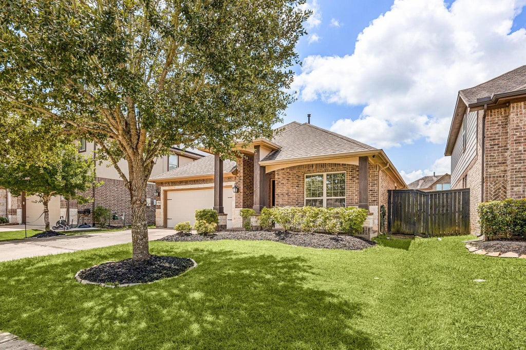 Photo of 915 Abelia Avenue, Richmond, TX 77406 (MLS # 40307532)