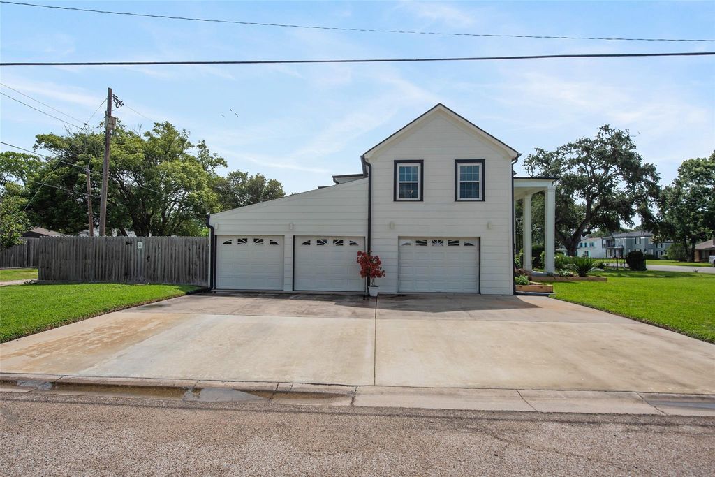 Photo of 132 13th Avenue N, Texas City, TX 77590 (MLS # 12065426)