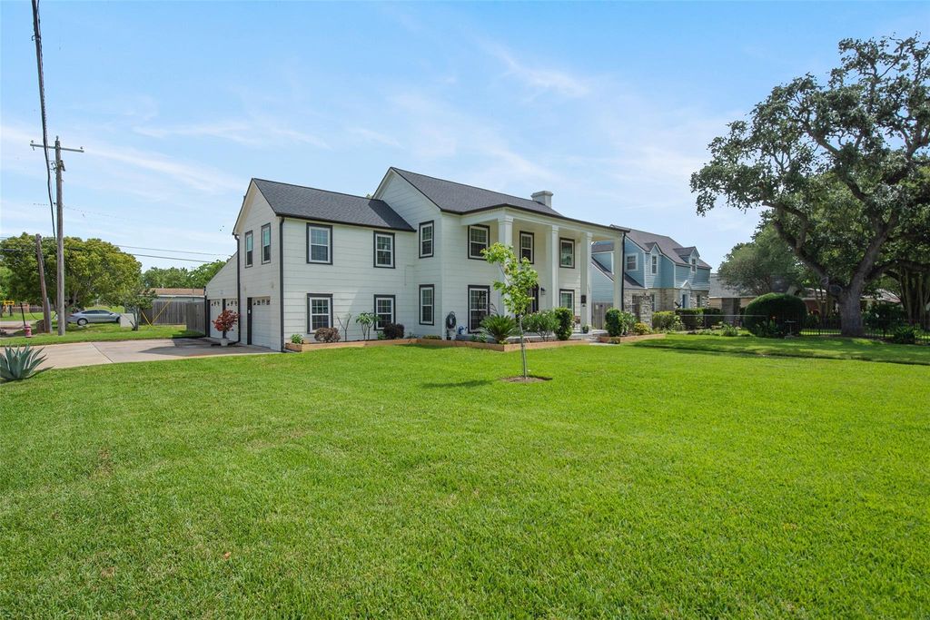 Photo of 132 13th Avenue N, Texas City, TX 77590 (MLS # 12065426)