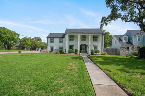 Photo of 132 13th Avenue N, Texas City, TX 77590 (MLS # 12065426)