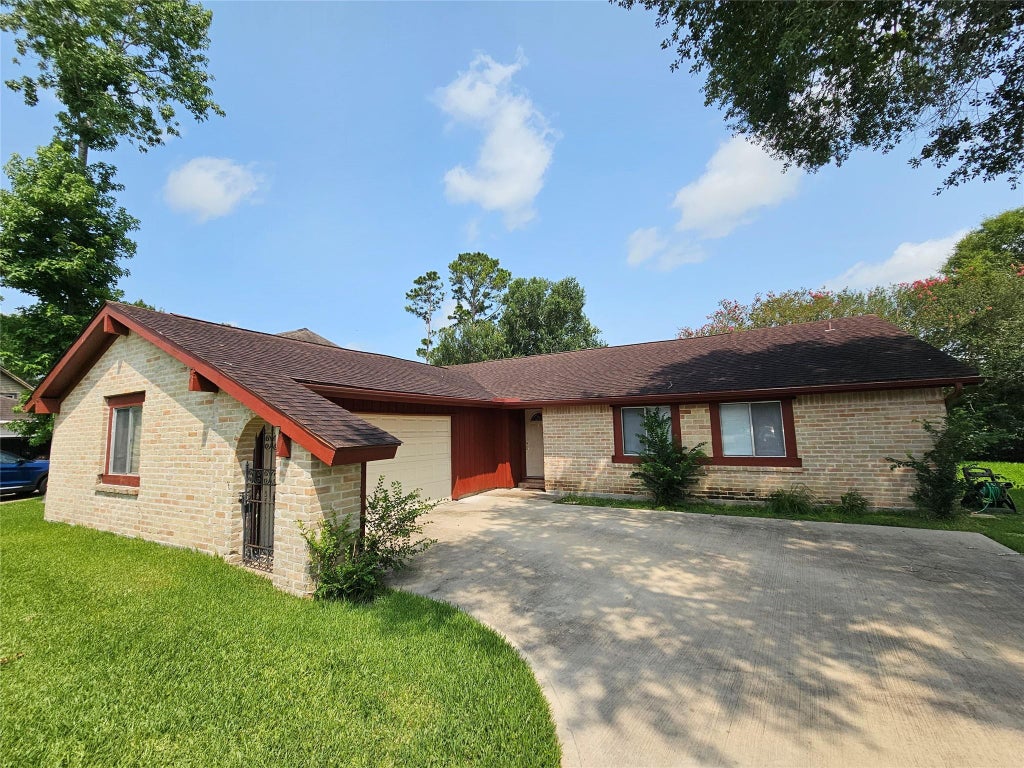 Photo of 221 Palm Aire Drive, Friendswood, TX 77546 (MLS # 89514278)