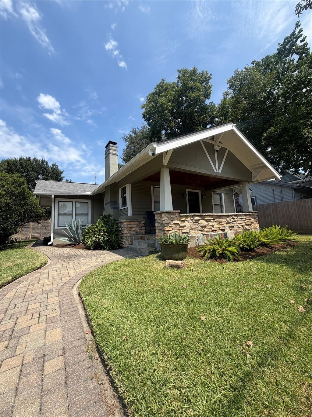 Photo of 1124 Bomar Street, Houston, TX 77006 (MLS # 84354604)