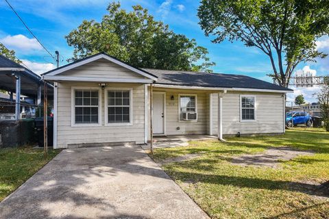Photo of 5710 Cherry Street, Houston, TX 77026 (MLS # 14583907)