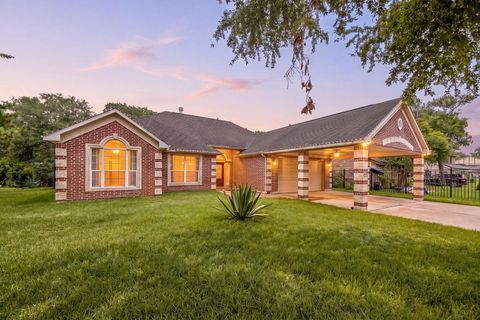 Photo of 600 River Bend Drive, Baytown, TX 77521 (MLS # 65516287)