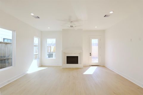 Tiny photo for 136 E 37th Street, Houston, TX 77018 (MLS # 14962812)