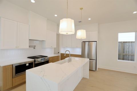 Tiny photo for 136 E 37th Street, Houston, TX 77018 (MLS # 14962812)