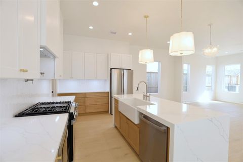 Tiny photo for 136 E 37th Street, Houston, TX 77018 (MLS # 14962812)