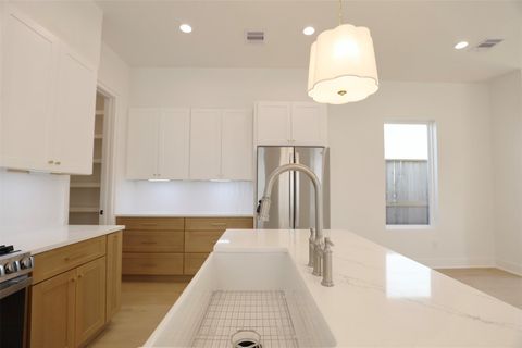 Tiny photo for 136 E 37th Street, Houston, TX 77018 (MLS # 14962812)