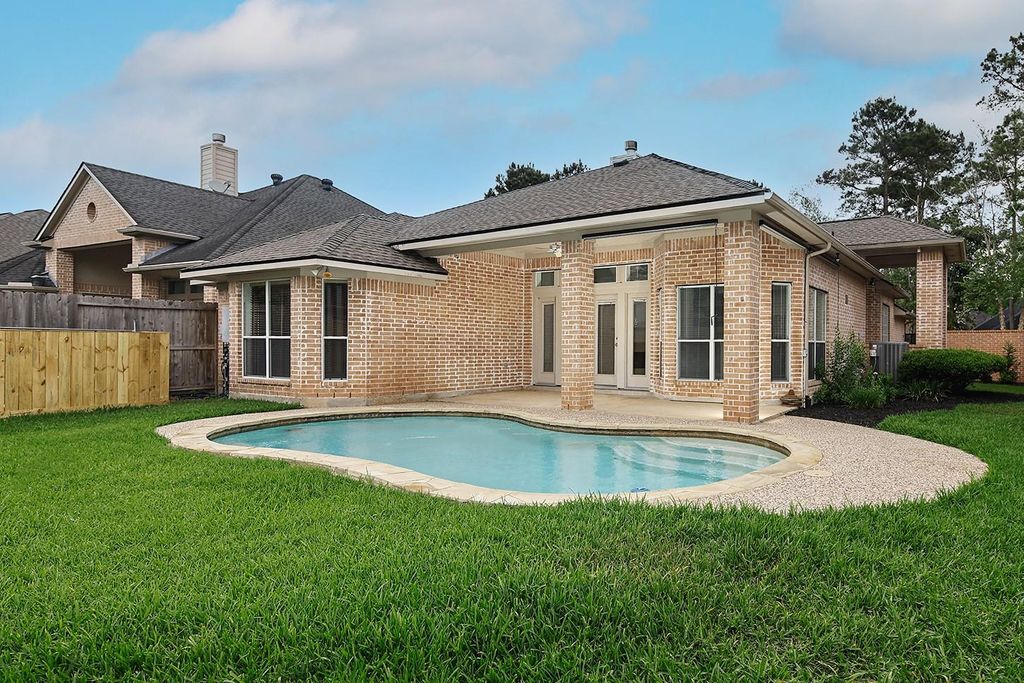 Photo of 15 Rockledge, The Woodlands, TX 77382 (MLS # 45653057)