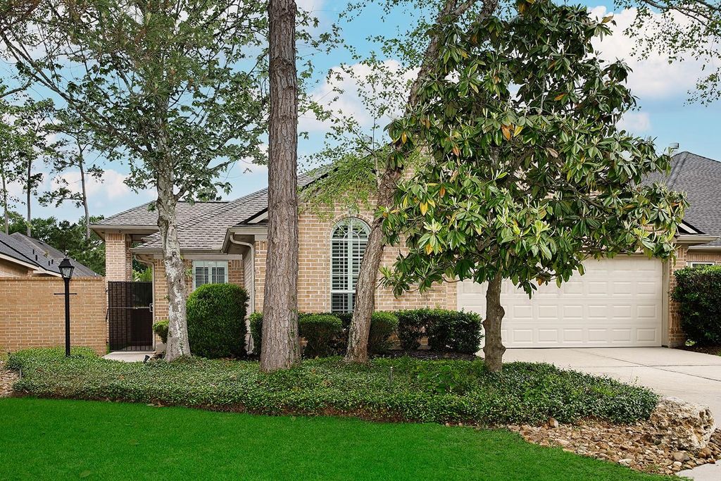 Photo of 15 Rockledge, The Woodlands, TX 77382 (MLS # 45653057)