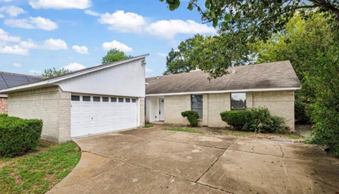 Photo of 5610 Longforest Drive, Houston, TX 77088 (MLS # 37286026)