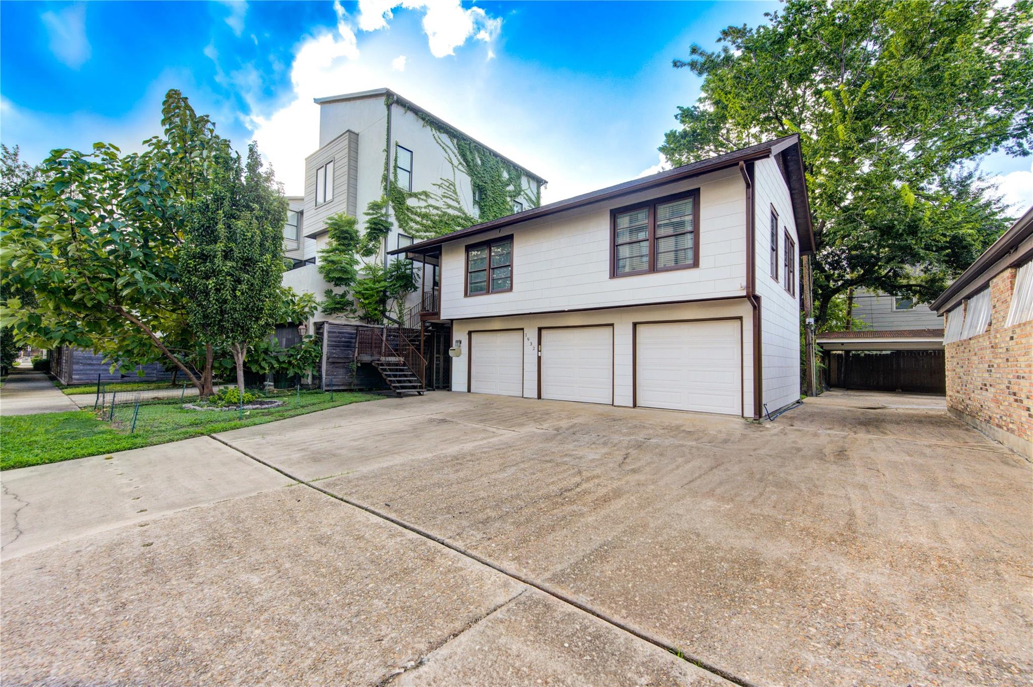 1932 W Bell Street