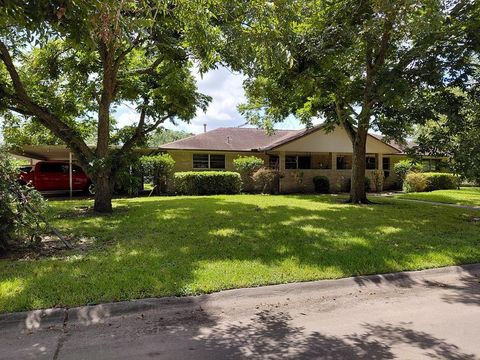 Photo of 736 Northridge Street, Angleton, TX 77515 (MLS # 18304636)